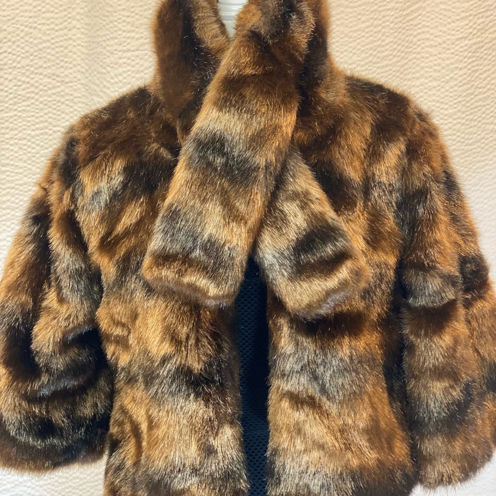 Faux Fur Qtr Length Sleeve/shawl Coat.